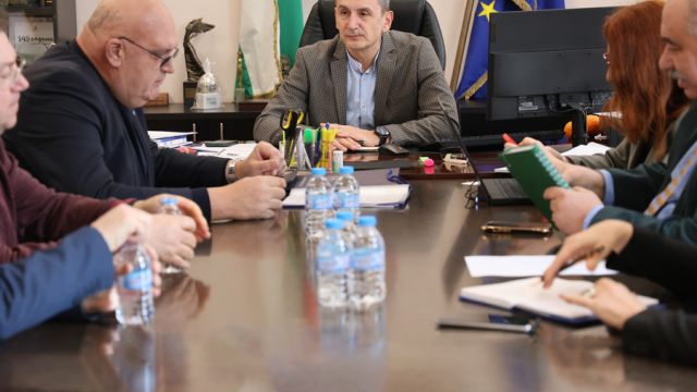 Министр Околийский обсудил модернизацию психиатрической помощи с Болгарским Хельсинкским комитетом