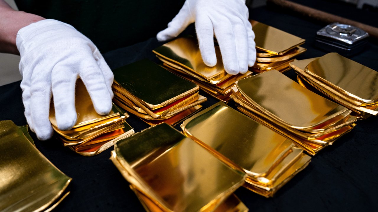 Золото продолжает расти, и новости о переговорах с Ираном приносят облегчение