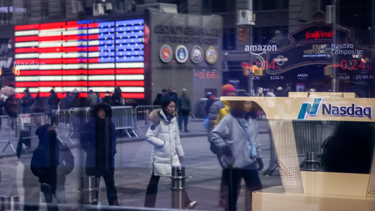 Nasdaq 100 вступает в коррекцию: акции крупных технологических компаний падают из-за искусственного интеллекта и войны