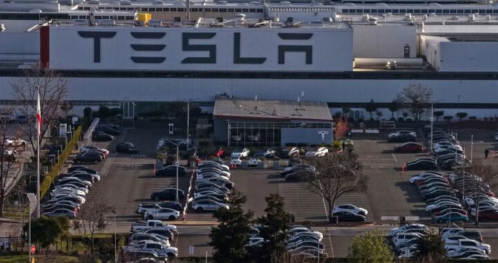 Маск обещает построить заводы Tesla на Луне