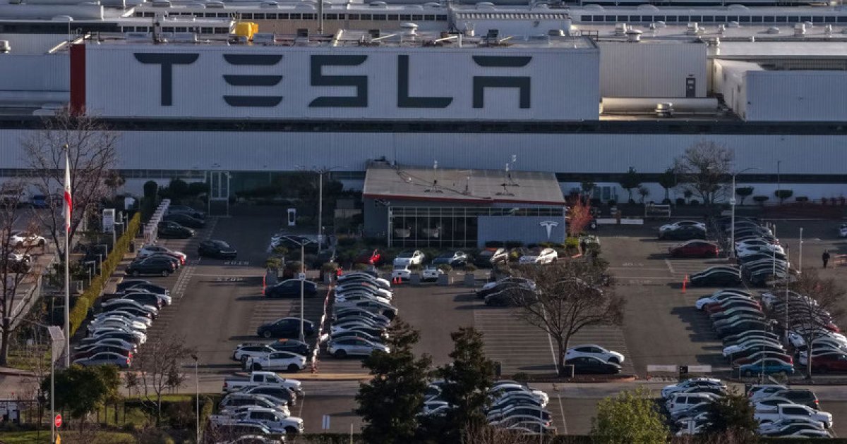 Маск обещает построить заводы Tesla на Луне