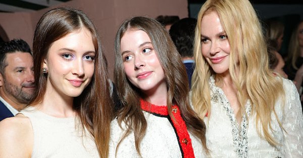 Николь Кидман позирует для редкого фото с дочерьми Сандей и Фейт.