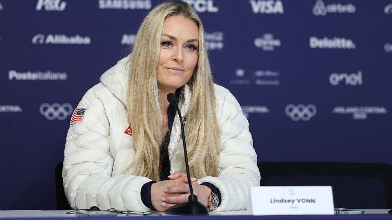 Линдси Вонн обнажает ноги и демонстрирует повязки после операции после разрушительной аварии на лыжах