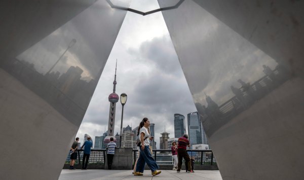 Нефтяной шок может вывести Китай из дефляции, но с риском для экономики