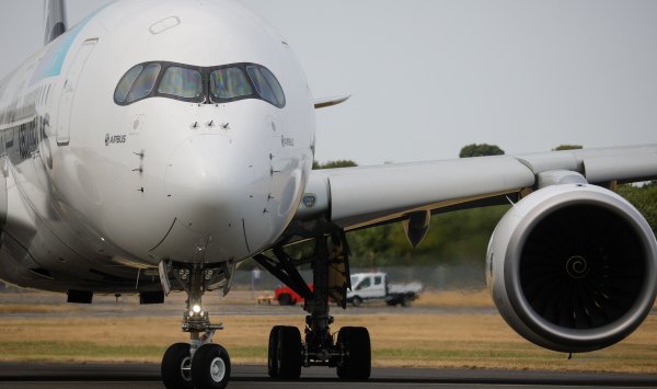 Хаос в небе над Персидским заливом: Иран наносит удары по ключевым узлам