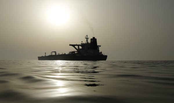 Оман: небольшой нефтяной танкер подвергся нападению возле Ормузского пролива