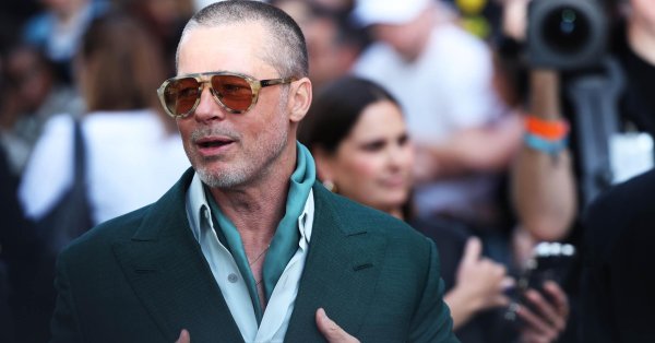 Брэд Питт наслаждается солнцем на лодке в Греции