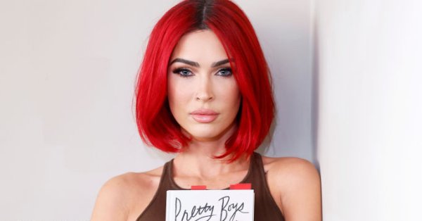 За два месяца до 40 — Меган Фокс вернулась в Инстаграм в корсете, бикини и подвязках