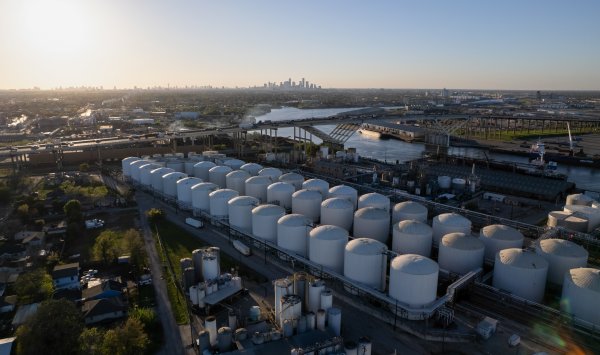 Нефть выросла на волатильной сессии после ударов по острову Харг