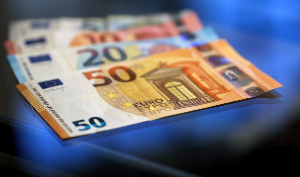 Евро переживает войну с Ираном тяжелее, чем другие основные валюты.