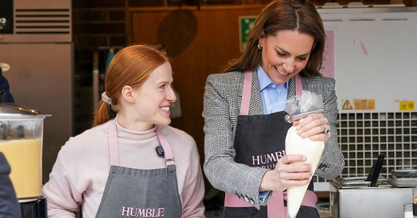 Народная принцесса – Кейт Миддлтон подает кофе и десерты в Лондоне