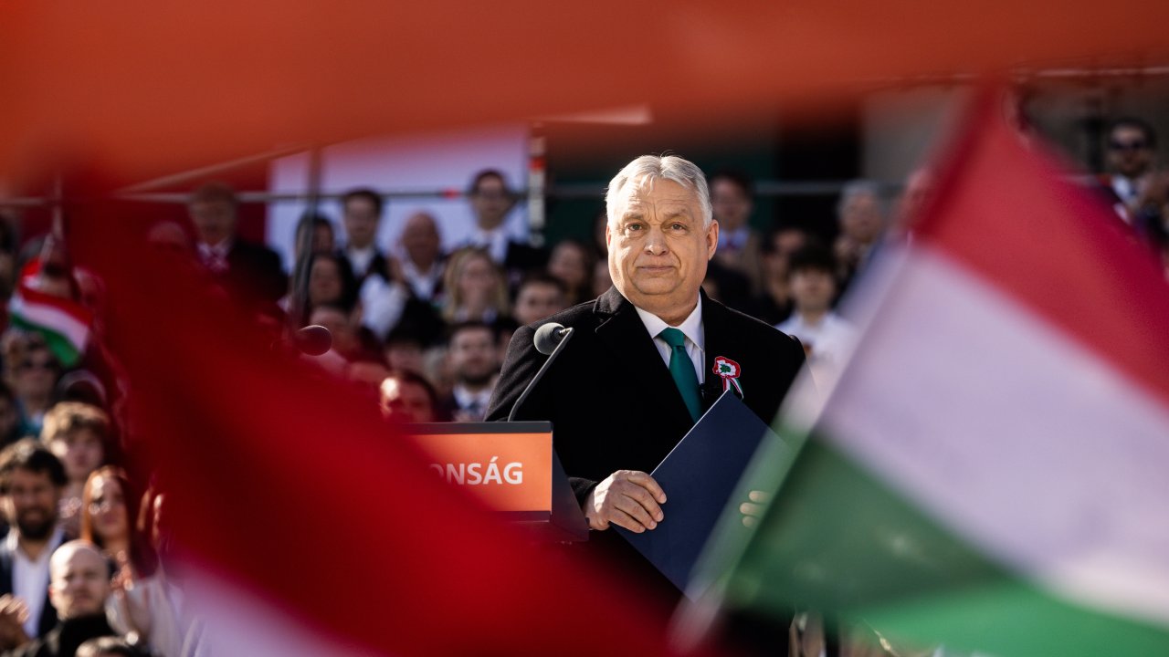 Шпионский скандал потряс Орбана, оппозиция лидирует перед выборами