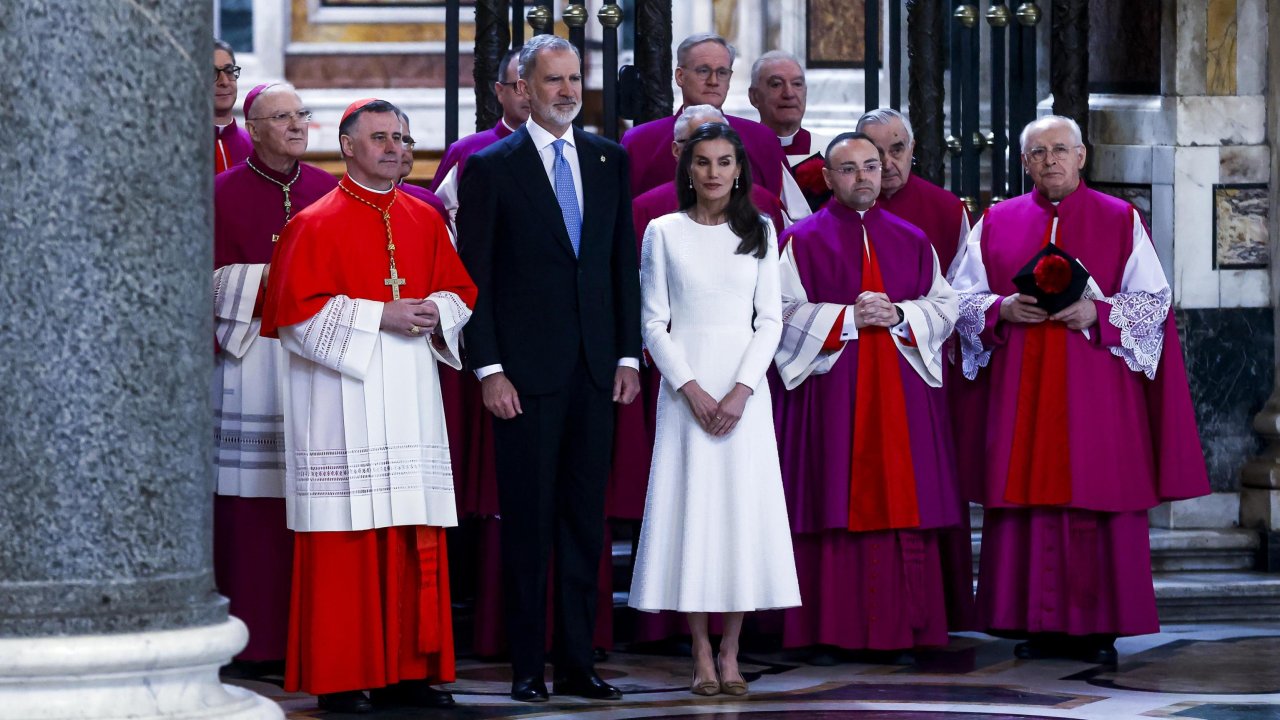 Королева Летиция воспользовалась правом носить белое при Папе Льве XIV.