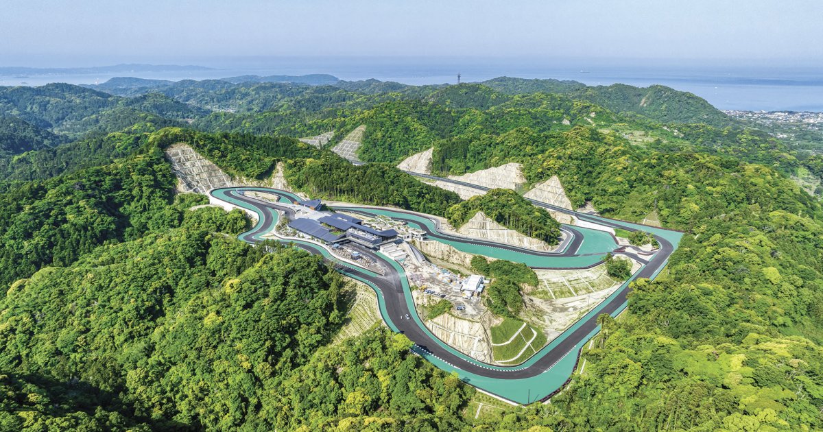 Миллиардер построил у себя во дворе трассу Формулы-1