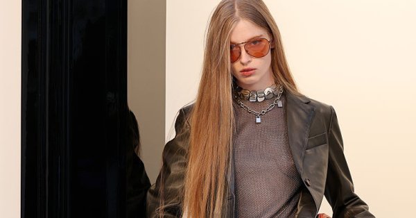 Дочь Илона Маска-трансгендера Вивиан Уилсон появилась без бюстгальтера на Неделе моды в Париже