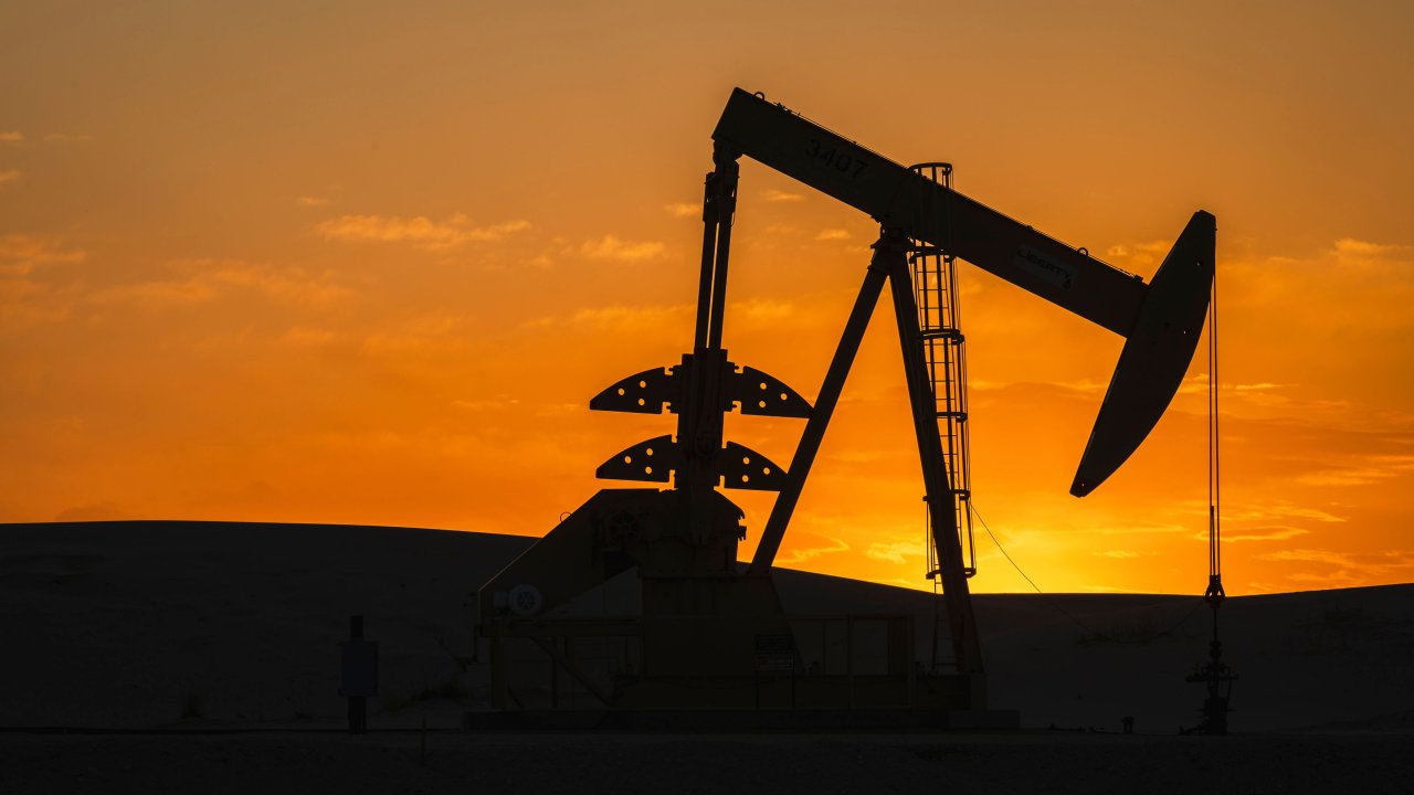 Нефть растет после самого большого падения с 2020 года, поскольку Ормуз остается заблокированным