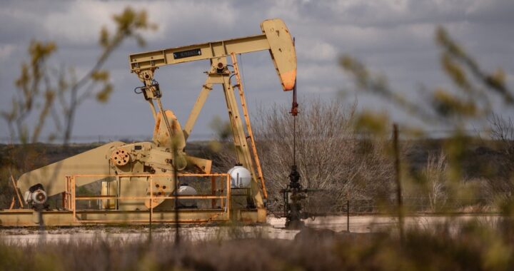 Нефть дорожает третий день подряд на угрозах Трампа раньше установленного срока