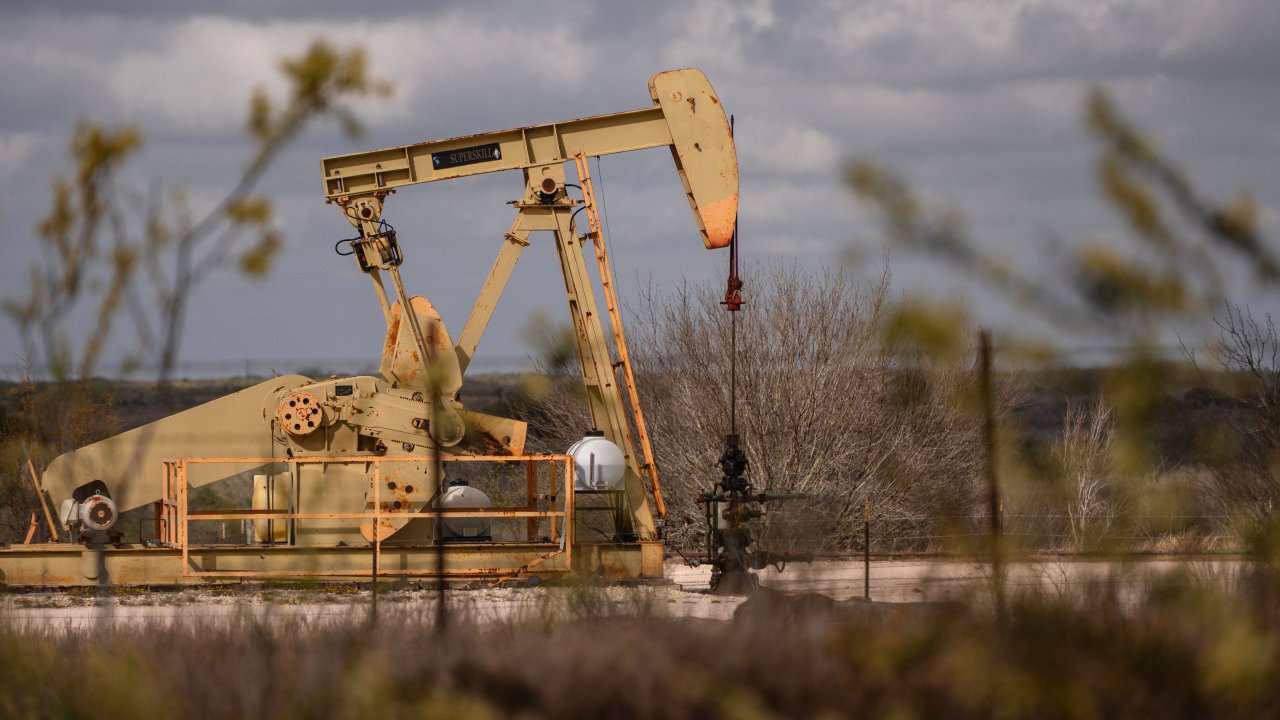 Нефть дорожает третий день подряд на угрозах Трампа раньше установленного срока