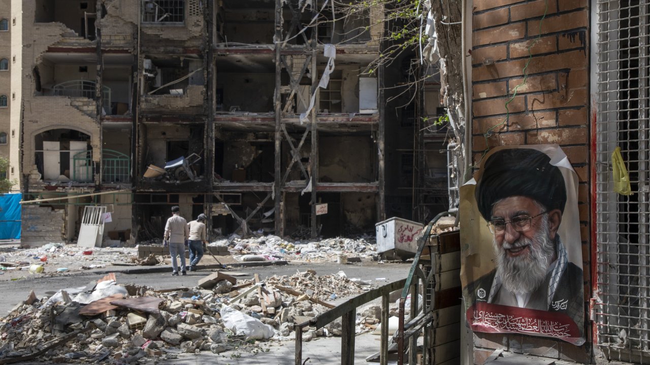 Ирану удалось ограничить эффект от ударов США, сообщает разведка