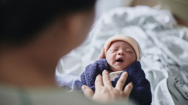 Адаптационные изменения и проявления у доношенного новорожденного.