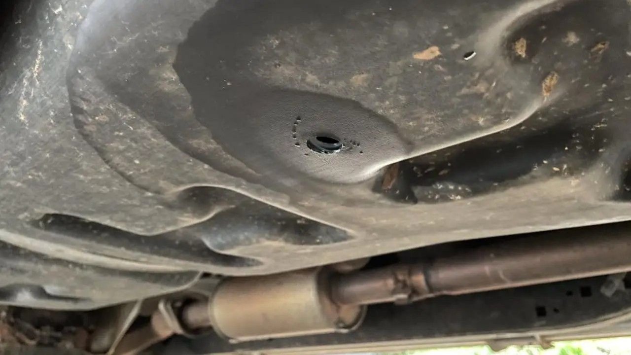 Забудьте о сливе бензина – воры уже прорывают бак