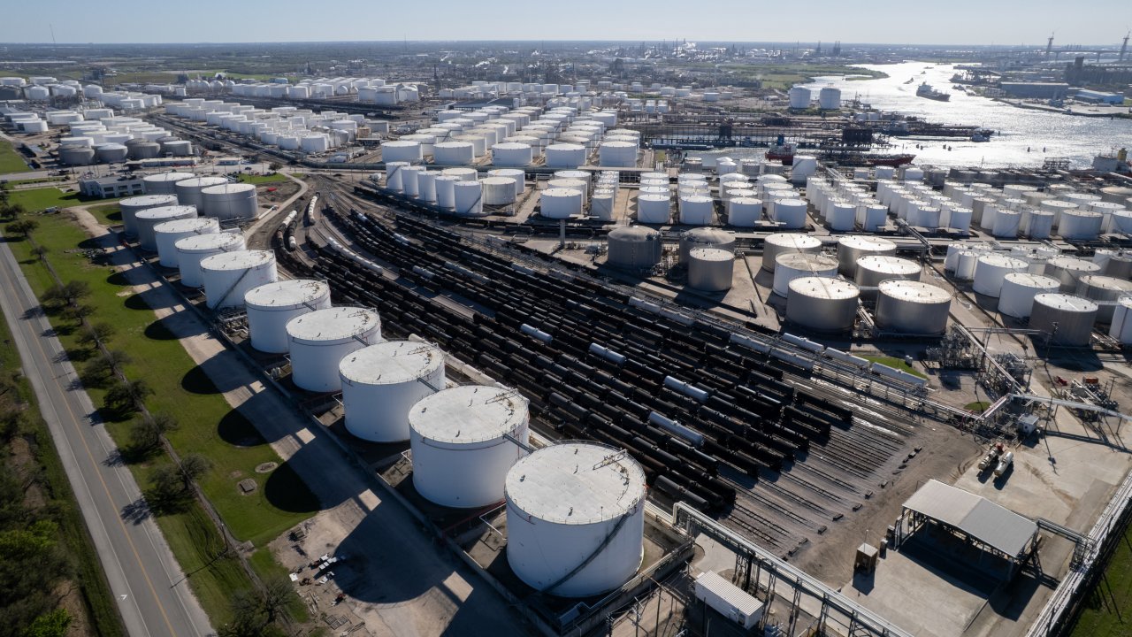 Нефть пересекла $110, фьючерсы на дизельное топливо - $200 из-за комментариев Трампа