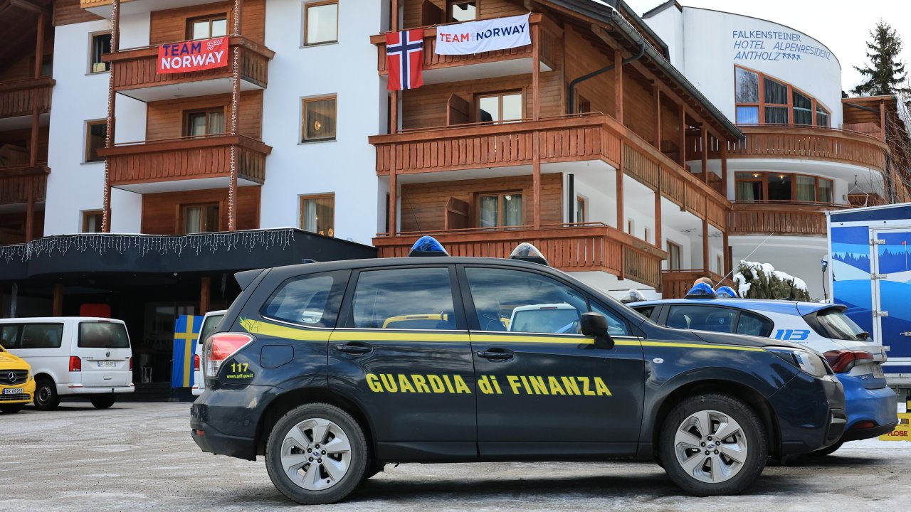 Скандал! Более 70 футболистов «Милана», «Интера» и «Юве» связались с проститутками