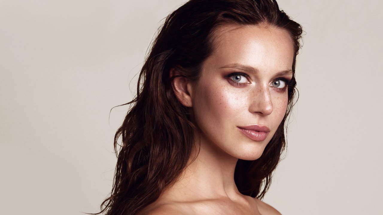 Прощай, черная подводка для глаз! Коричневая подводка для глаз — самая горячая тенденция красоты и макияжа 2026 года.