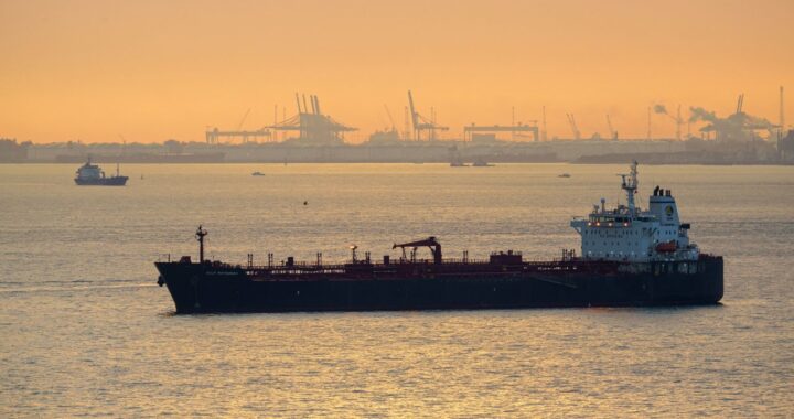 Доставка на 19 000 км: путешествие, раскрывающее мировую гонку за дизельным двигателем