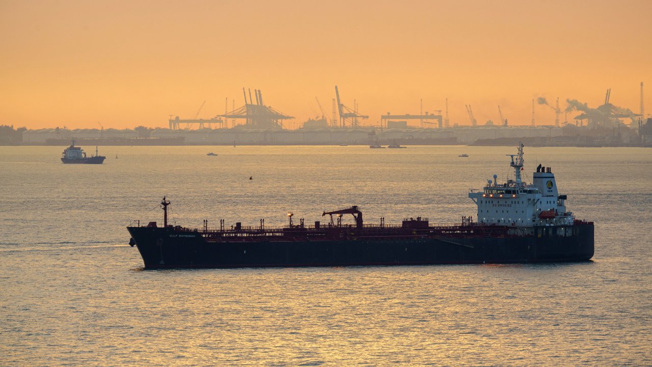 Доставка на 19 000 км: путешествие, раскрывающее мировую гонку за дизельным двигателем