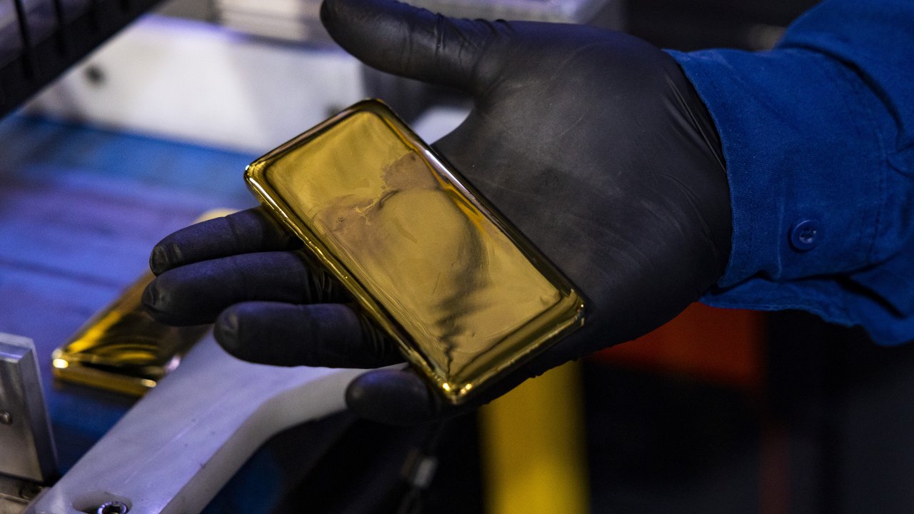 Золото ограничивает потери после новостей о перемирии с Ираном