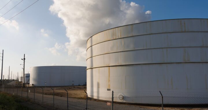 Нефть продолжает дорожать из-за зашедших в тупик переговоров США и Ирана