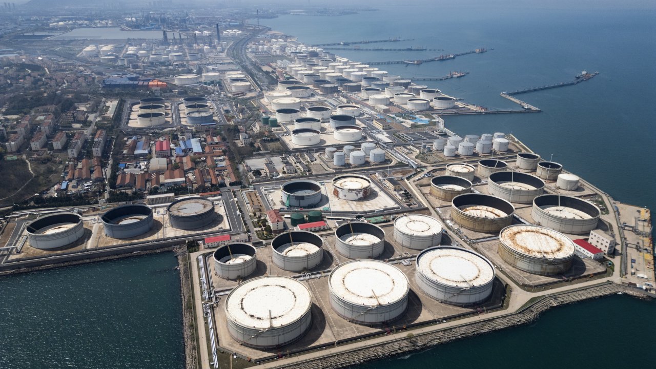 Нефть подскочила, акции упали из-за угрозы Трампа по поводу Ормузского пролива