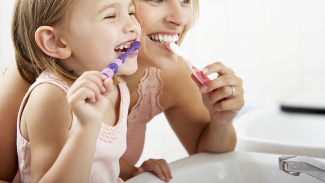 Чистить зубы слишком усердно: когда гигиена вредна