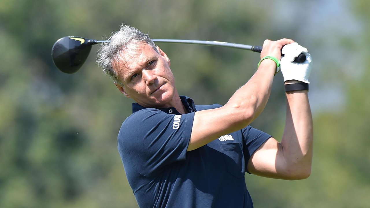 Женщина преследует легенду Марко ван Бастена