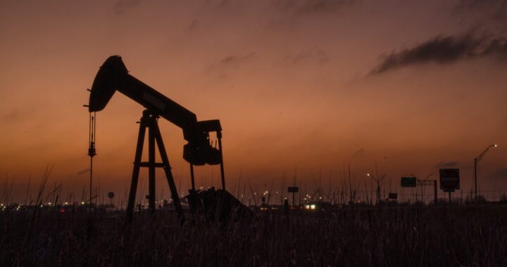 Нефть дорожает из-за тупика с Ираном, акции падают