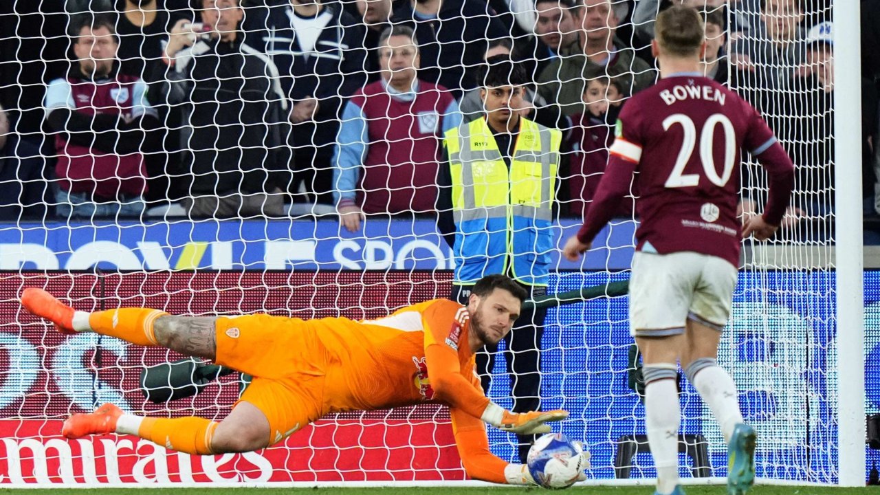 Драма пенальти отправила «Лидс» в четверку лучших игроков Кубка Англии за 39 лет