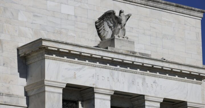 Протоколы ФРС указывают на риски как для инфляции, так и для экономического роста