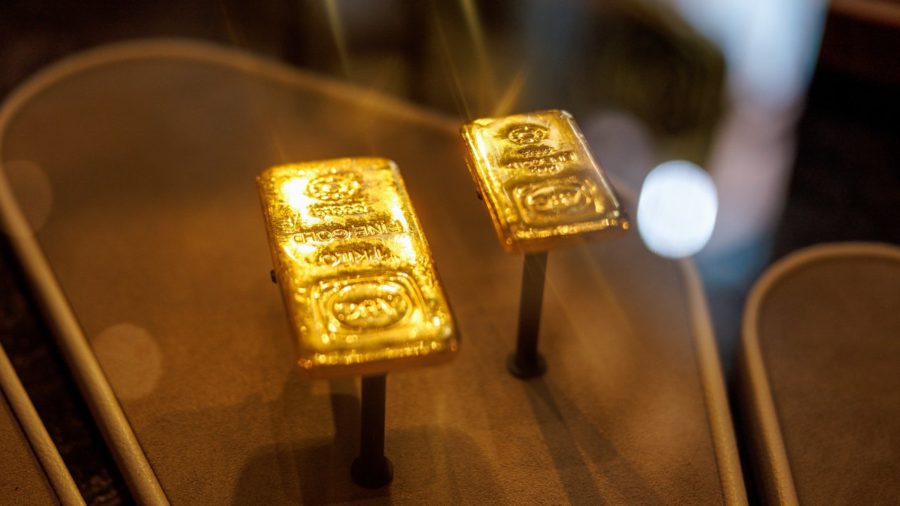 Золото падает на фоне угроз Трампа Ирану