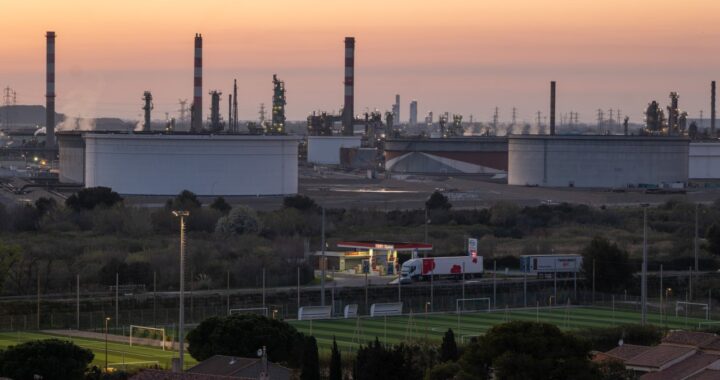 ЕС ослабляет углеродный рынок, пытаясь обуздать цены на энергоносители