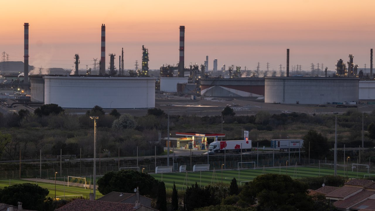 ЕС ослабляет углеродный рынок, пытаясь обуздать цены на энергоносители