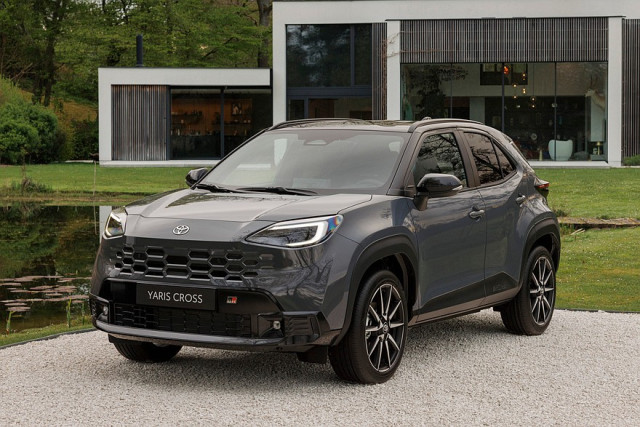 Тойота Ярис Кросс