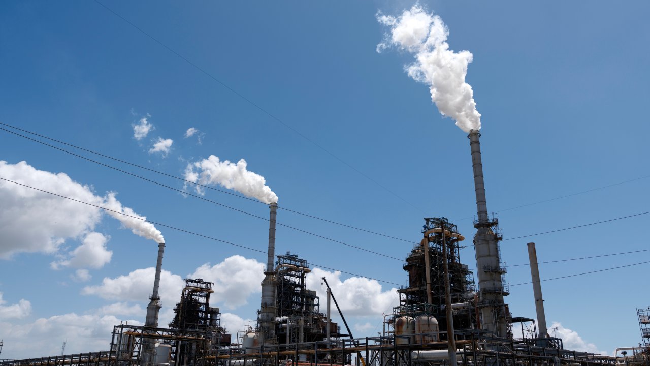 Торговцы сырьевыми товарами зарабатывают миллиарды долларов, поскольку война сотрясает рынки