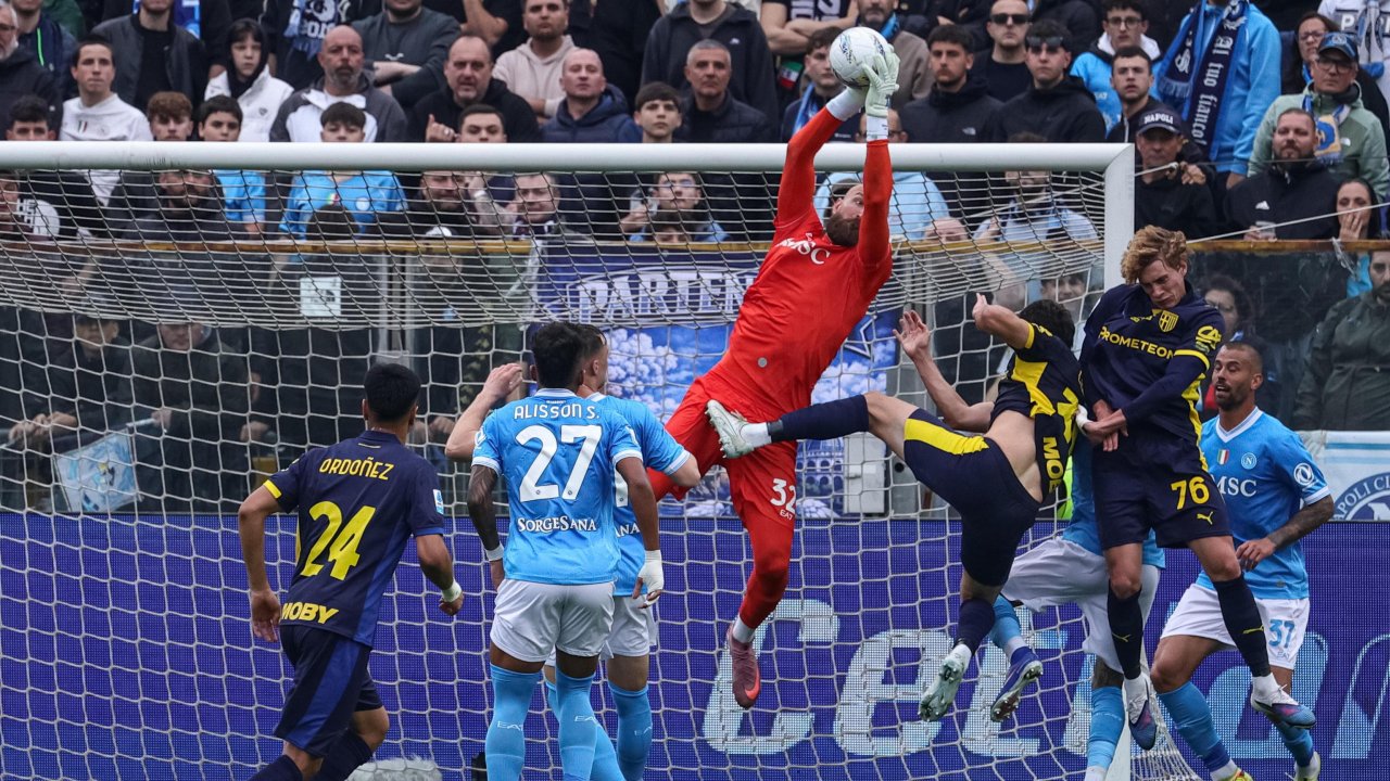 «Наполи» дошёл лишь до 1:1 в Парме и отдал титул «Интеру»