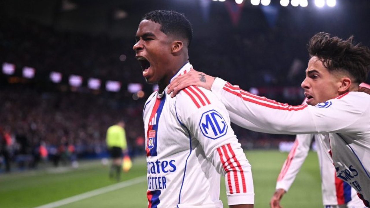 Ребята удивили ПСЖ в центре Парижа