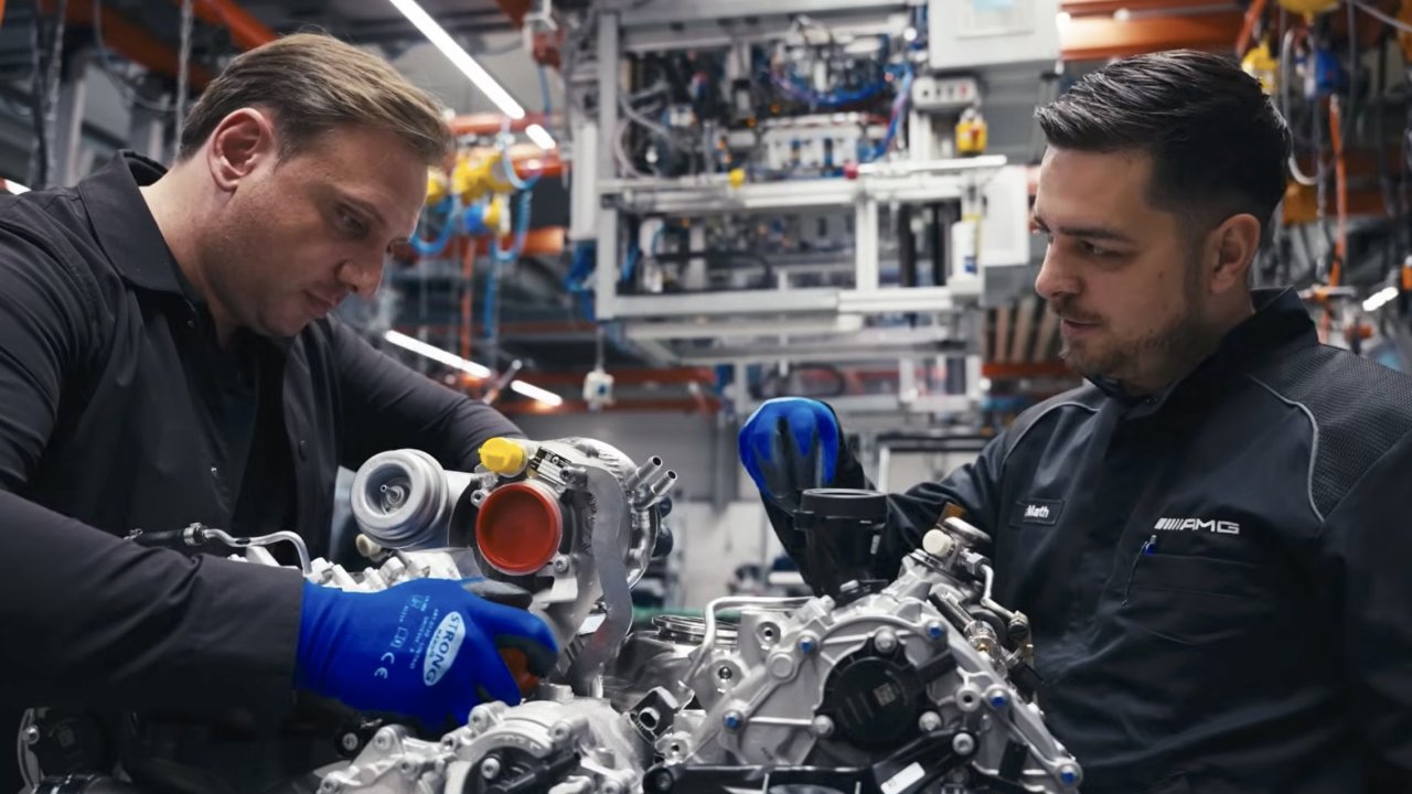 Клиенты сами собирают двигатель своего Mercedes-AMG