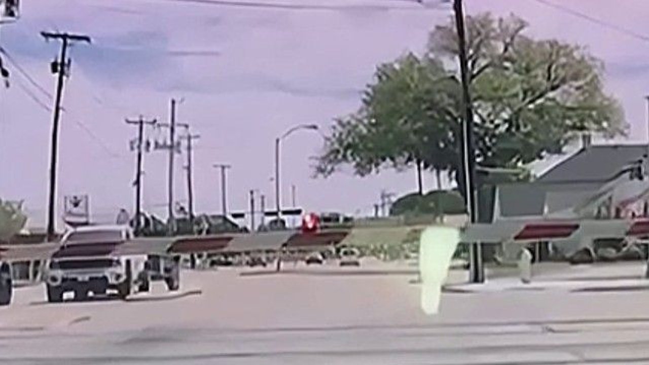 Тесла на автопилоте врезался в опущенный барьер на железнодорожном переезде