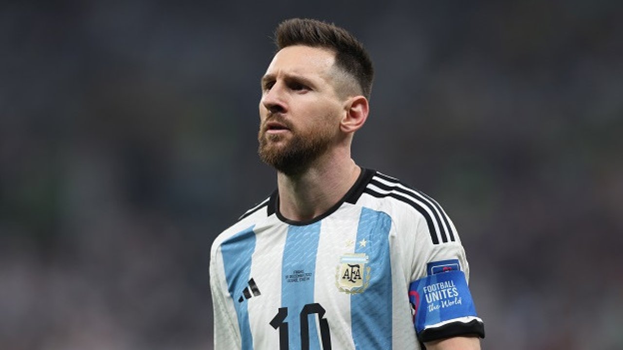 Компания подала в суд на Месси и Аргентину