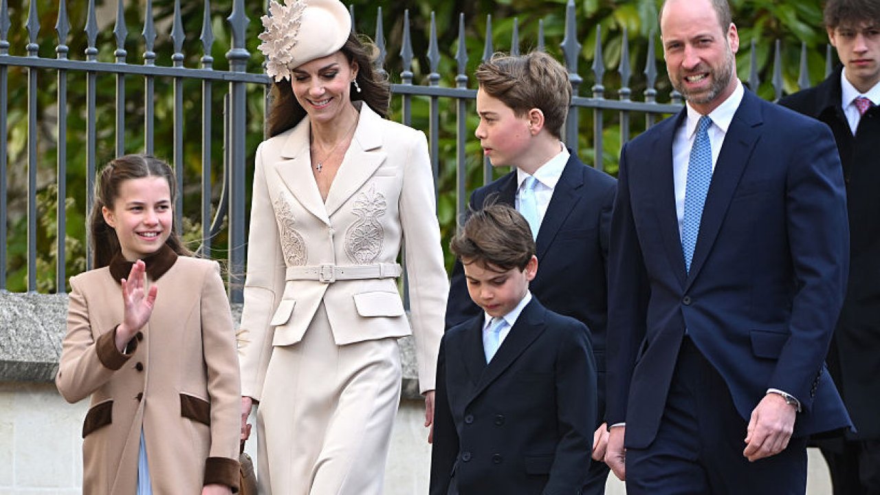 Принцесса Шарлотта последовала традиции надевать синее платье на пасхальную мессу.