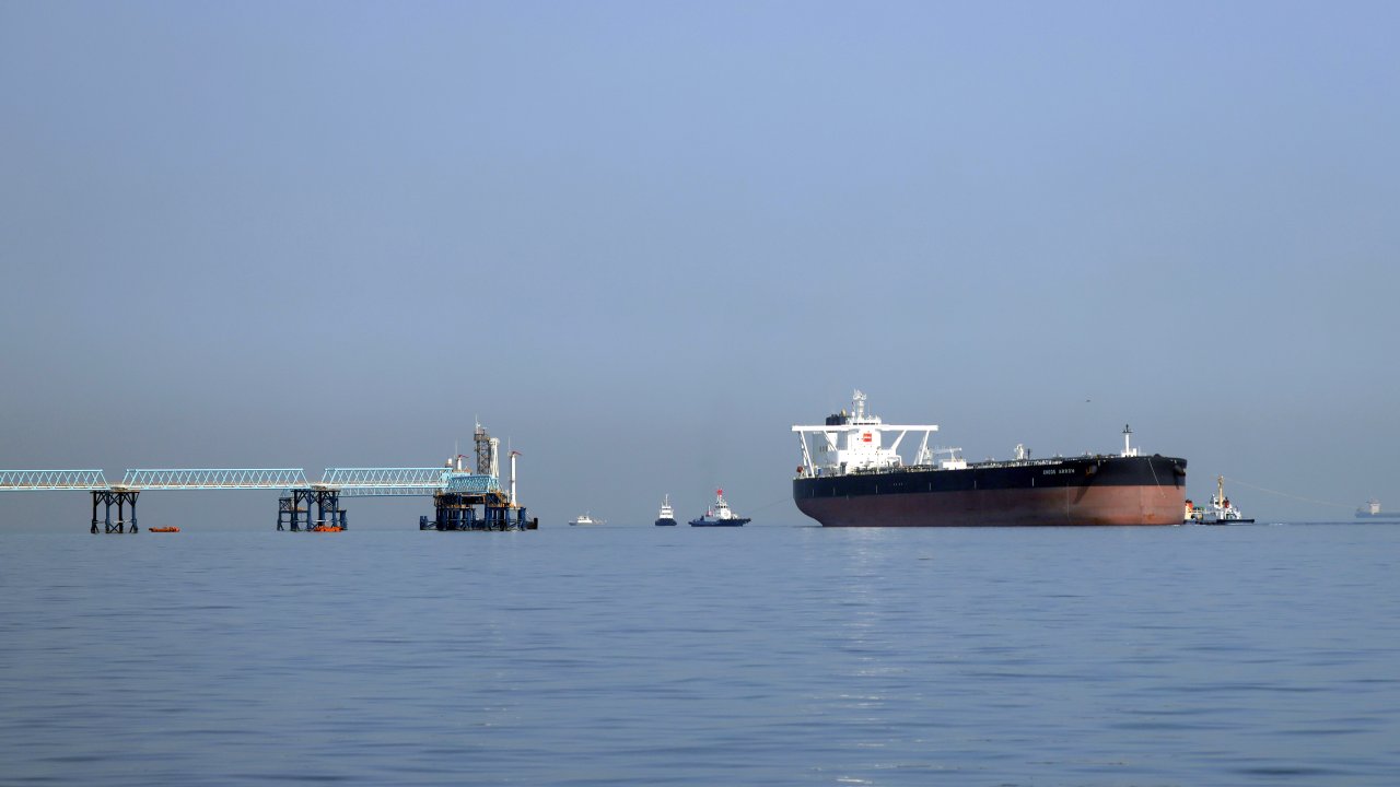 Нефть стабилизируется на новостях о давлении в Иране на прекращение огня